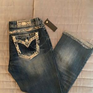 NWT miss me signature crop jeans w embroidery